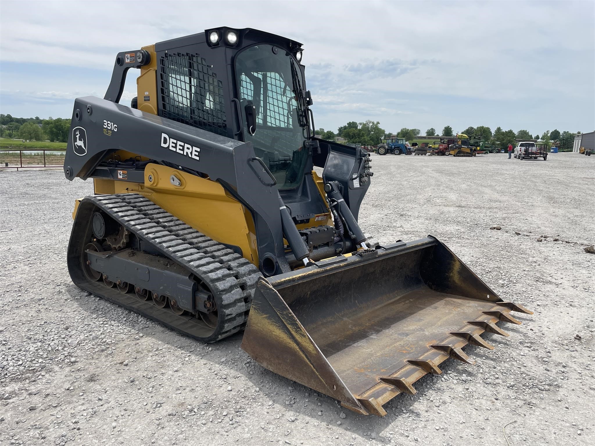 DEERE 331G Skid Steer – Track.